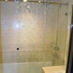 Interno del bagno nei toni del beige