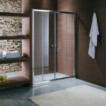 Asciugamani bianchi sugli scaffali del bagno