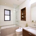 Progettazione del bagno con finestra