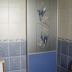 Tenda di plastica con motivo in un bagno moderno