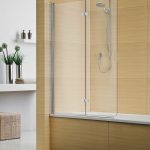 Pavimento grigio e pareti marroni nel bagno