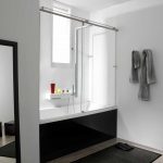 Asciugamani grigi sulla parete del bagno