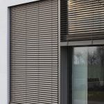 Posizionamento di tende a rullo nell'apertura della finestra di una casa di campagna