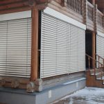Casa a schiera in tronchi con persiane di protezione