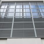 tapparelle metalliche sulla finestra di un edificio industriale