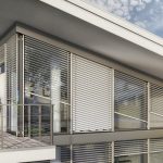 Progettazione della facciata della casa con persiane a lamelle diagonali