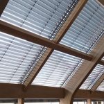 Tende a rullo su una serra con telaio in legno