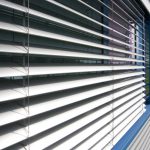 Doghe a forma di C sulle finestre di un edificio per uffici