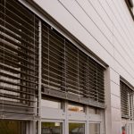Tende a rullo con lamelle dritte su finestre in plastica