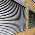 Finestre di una casa in mattoni con tapparelle sopraelevate