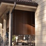 Ringhiere forgiate sul portico di una casa di campagna