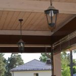 Tende a rullo sotto il soffitto della veranda di una casa privata