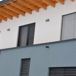Travi di legno sulla grondaia del tetto