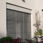 Apertura della finestra di un edificio residenziale con tende protettive