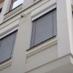 Tende protettive sulle finestre di un edificio a più piani