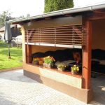 Fiori freschi in un gazebo estivo