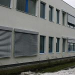 Tende a rullo sopraelevate sulle finestre di un istituto per bambini