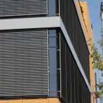 Protezione delle finestre della loggia in una casa realizzata con blocchi di ceramica