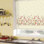 Decorare una finestra della cucina con una tenda avvolgibile elettrica