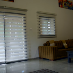 Illuminazione soffusa nel soggiorno con tende a rullo