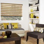 Cuscini decorativi su un divano grigio