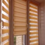 Tende fatte di strisce di tessuto sulla finestra del balcone