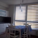 Ampia cucina con tende a rullo giorno notte