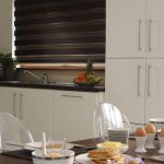 Finestra della cucina con tende chiuse giorno notte