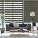 Design elegante di una grande finestra nel soggiorno