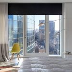 Tenda nera alla finestra della camera da letto