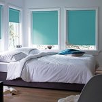Decorare la finestra della camera da letto con tende a rullo turchesi