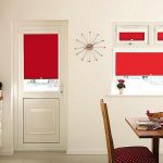 Tende rosse all'interno della cucina