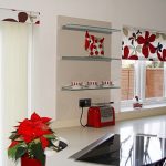 Mensole aperte sulla parete tra le finestre della cucina
