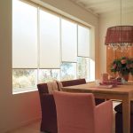 Decorare una grande finestra nella zona pranzo