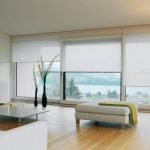 Decorare una finestra panoramica con le tende a rullo
