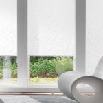 Decorare l'apertura di una finestra in stile minimalista