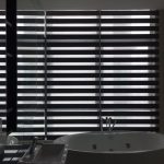 Tende a rullo Zebra all'interno del bagno