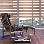 Sedia di legno su pavimento laminato