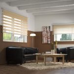 Design del soggiorno con divano nero