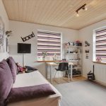 Design del soggiorno con tende a righe