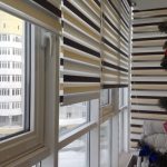 Tende a righe sulla finestra del balcone