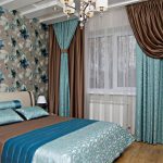 Il blu e il marrone si sposano bene nell'arredamento della camera da letto