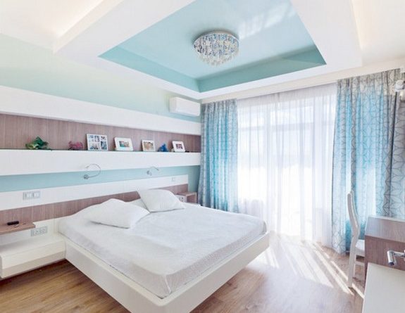 Tende blu per una camera da letto soleggiata