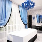 Tende blu con finiture nere per un bagno chic
