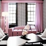Soggiorno in stile moderno con divano e tende color rosa pallido