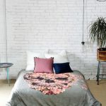 Interno della camera da letto con materasso per dormire