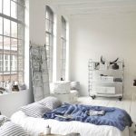 Interno di una camera da letto in stile loft con un materasso per dormire al posto del letto