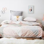 Utilizzo di un materasso per dormire senza letto in un interno moderno