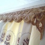 Cornice fatta a mano con elementi intagliati