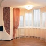 Una cornice nascosta nel soffitto crea l'illusione di tende fluttuanti